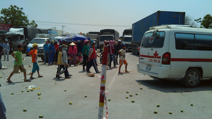 Người dân che bạt chiếm giữ quốc lộ 1A.