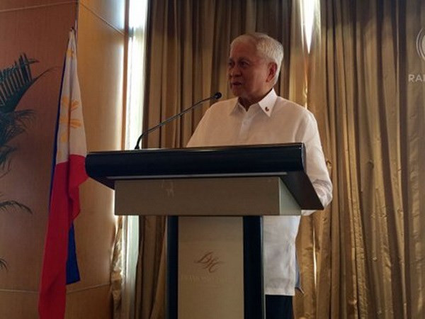 Ngoại trưởng Philippines Albert del Rosario.
