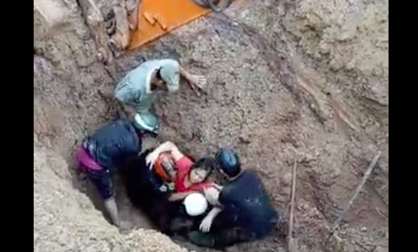 Giải cứu cặp vợ chồng bị chôn sâu 2m. 