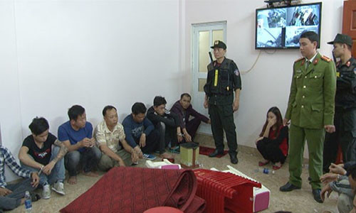 39 người đánh bạc bị tạm giữ. Ảnh: C.A.