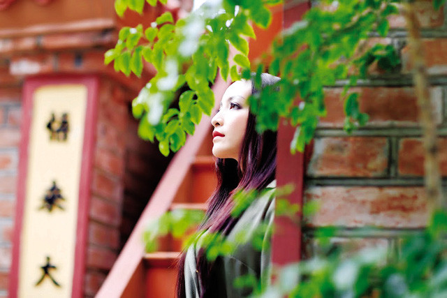 Linh Nga thăm lại ngôi chùa Hoàng Ân, nơi từng “dạy” cô chữ Nhẫn. Ảnh: Dương Đỗ