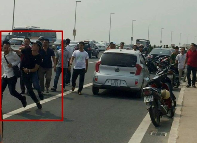 Phóng viên báo Tuổi Trẻ bị "gạt tay vào má" trên cầu Nhật Tân. Ảnh: MC.