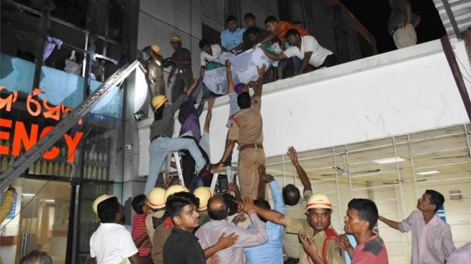 Đội cứu hộ giải cứu nạn nhân mắc kẹt trong đám cháy.