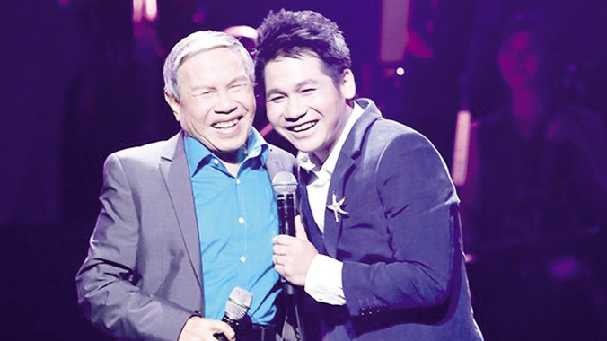 NSƯT Kiều Hưng và ca sỹ Trọng Tấn trong liveshow vừa diễn ra vào tối 20/9 ở Hà Nội. Ảnh: Gia đình và Xã hội.