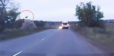 Ôtô lao xuống ruộng, người văng cao nhiều mét