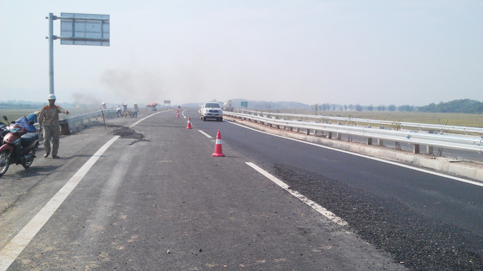 Các vết nứt đã được chủ đầu tư trám lại tạm thời để tránh nước thấm xuống dưới phá hỏng kết cấu nền.