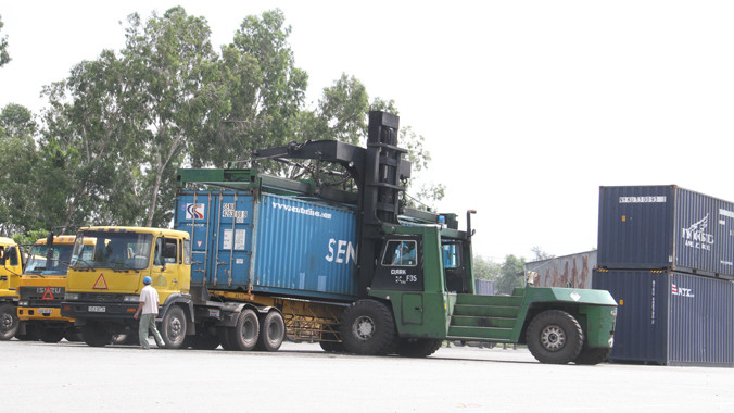 Với những loại phí phi lý, các doanh nghiệp XNK Việt Nam bị "móc túi" hàng triệu USD. Ảnh: Đại Dương 