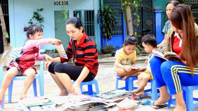 Văn hóa đọc đã thành thói quen với nhiều người khi Hoan mang thư viện lưu động đến công viên Bãi Sậy (Cẩm Lệ, Đà Nẵng)