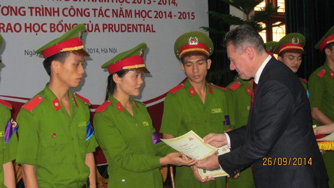 Ông Wilf Blackburn, Tổng Giám đốc Prudential trao học bổng cho sinh viên Học viện Cảnh sát Nhân dân