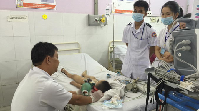 Dù được các bác sĩ nỗ lực cứu chữa nhưng cháu bé không qua khỏi vì chấn thương quá nặng.