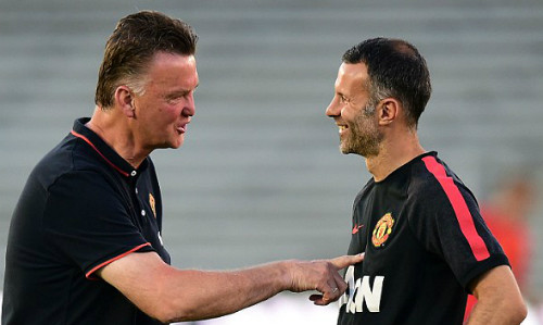 Van Gaal và trợ lý HLV Ryan Giggs. Ảnh: AFP.