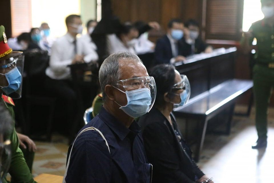 Bị cáo Nguyễn Thành Tài và Dương Thị Bạch Diệp tại phiên tòa sáng nay (16/11).