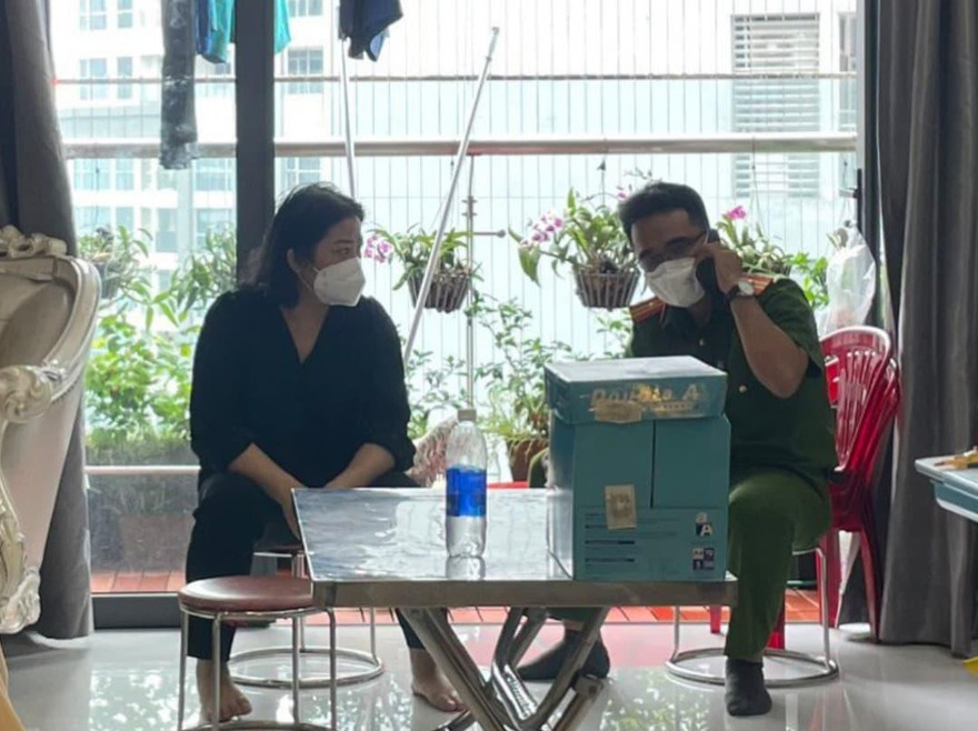 Bị can Hoàng Thị Hồng vừa bị bắt. 