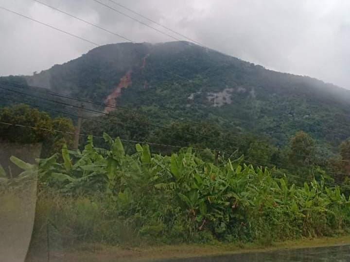 Núi Bà Đen thời điểm đang sạt lở chiều 14/11.