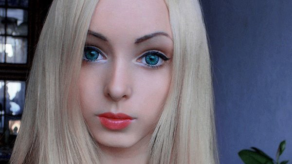 Búp bê sống khoe ảnh quá khứ, khẳng định không dao kéo