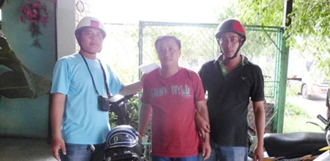 Nghi phạm (đứng giữa) bị dân bắt quả tang khi đang ép nạn nhân lên xe chở đi