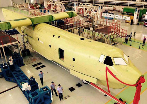 Thân của một thủy phi cơAG-600 được lắp ráp ở tỉnh Quảng Đông, Trung Quốc, hôm 17/7. Ảnh:China Daily/ANN