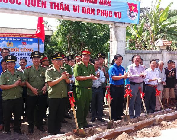 Khởi công xây dựng cầu GTNT tại ấp Hòa Bình, xã Vĩnh Hòa. 