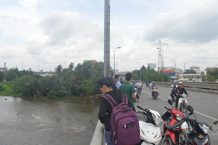 Hiện trường nam thanh niên nhảy cầu.