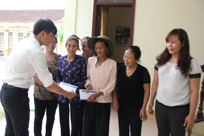 Ông Nguyễn Hồng Sơn, Giám đốc Đại diện Cty CP xây dựng Tuấn Lộc tại miền Trung trao 2 suất quà, mỗi suất trị giá 50 triệu đồng tới hai nữ cựu TNXP.