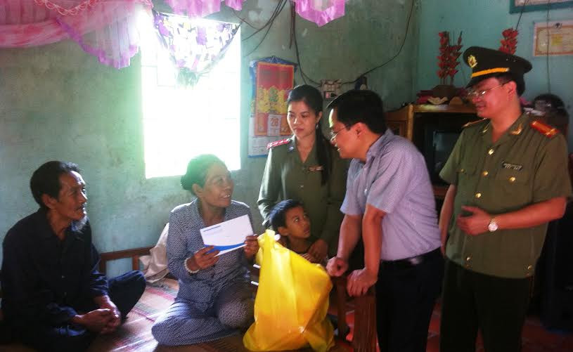 Đại diện TƯ Đoàn và tuổi trẻ CAND thăm gia đình chính sách