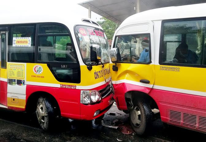 Hiện trường vụ tai nạn giữa 2 xe buýt.