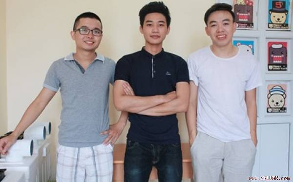 Nguyễn Việt Anh (giữa) và cộng sự.