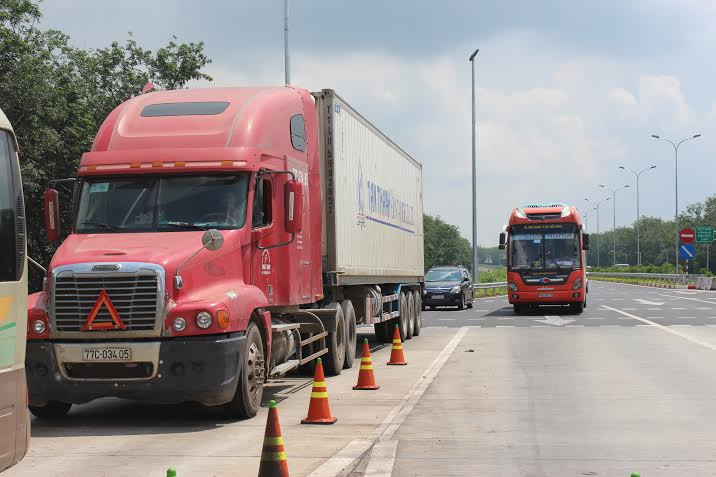 Xe tải đi vào làn cân tự động tại trạm thu phí Dầu Giây