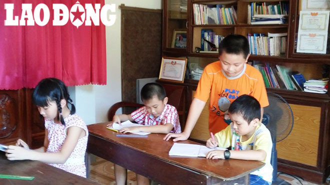 "Thầy" Huân dạy tiếng Anh cho các bạn.