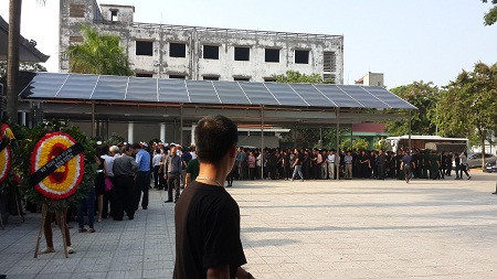 Từ trước 7h sáng dòng người đã xếp hàng đợi tới lượt vào viếng nhạc sĩ An Thuyên