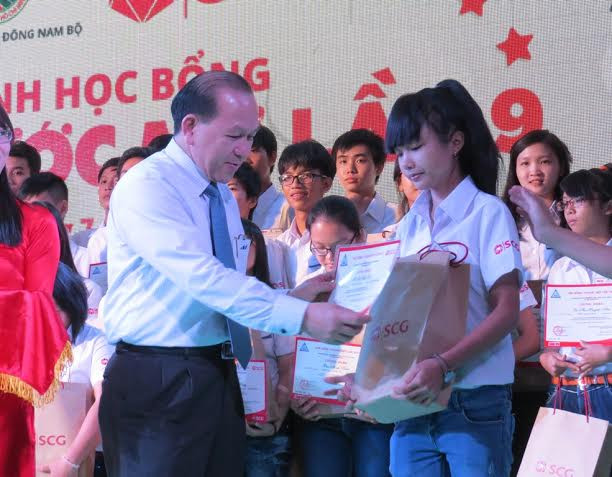 Trao 350 suất học bổng “Chung một ước mơ” 