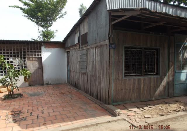 Ngôi nhà bằng gỗ đơn sơ của gia đình Dương.