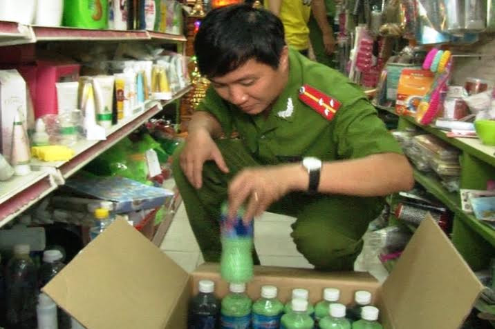 Khó ai nhận biết loại mỹ phẩm "lạ" được chiết rót ra chai này là sản phẩm gì. Ảnh: CQ