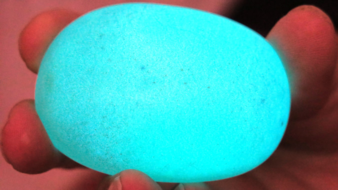 Viên đá phát sáng trong bóng tối sau khi tiếp xúc ánh sáng trời.