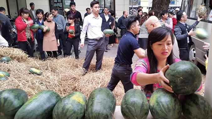 Cán bộ công chức mua ngay tại trụ sở làm việc của Bộ Công Thương.