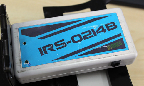 Hộp định vị gắn lên thiết bị chứa phóng xạ. Ảnh: Duy Trần/ VnExpress