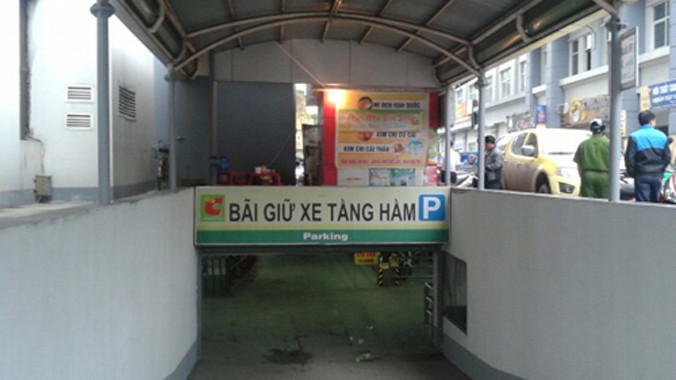 Hầm gửi xe nơi bà Dung rơi xuống tử vong. Ảnh: Hải Bình/ VnEpress