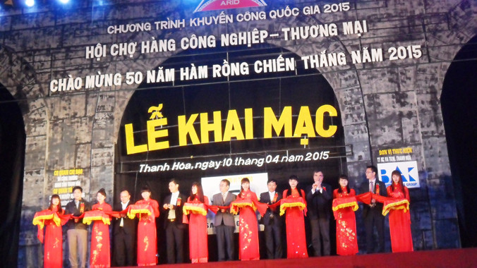 Cắt băng khai mạc hội chợ. Ảnh: Phạm Nhài.