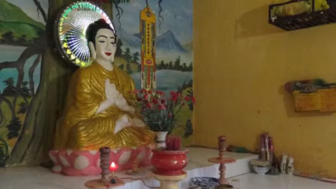 Bức tượng Phật được kẻ xấu tô vẽ nhuốm màu kỳ bí để tung tin đồn nhảm.