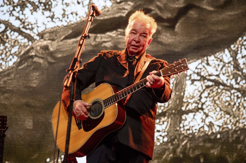 Ca/nhạc sĩ huyền thoại John Prine qua đời ở tuổi 73 vì COVID-19.