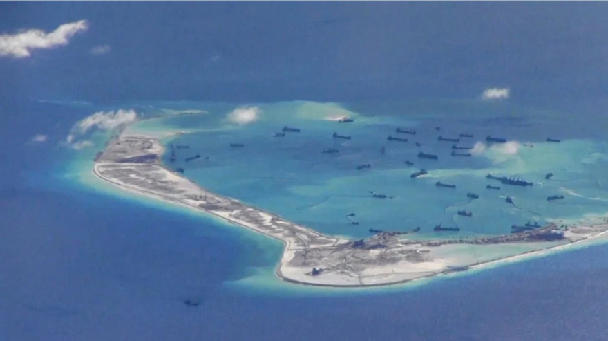 Hình ảnh đá Vành Khăn thuộc quần đảo Trường Sa của Việt Nam đang bị Trung Quốc nạo vét hồi năm 2015. (Ảnh: Reuters)