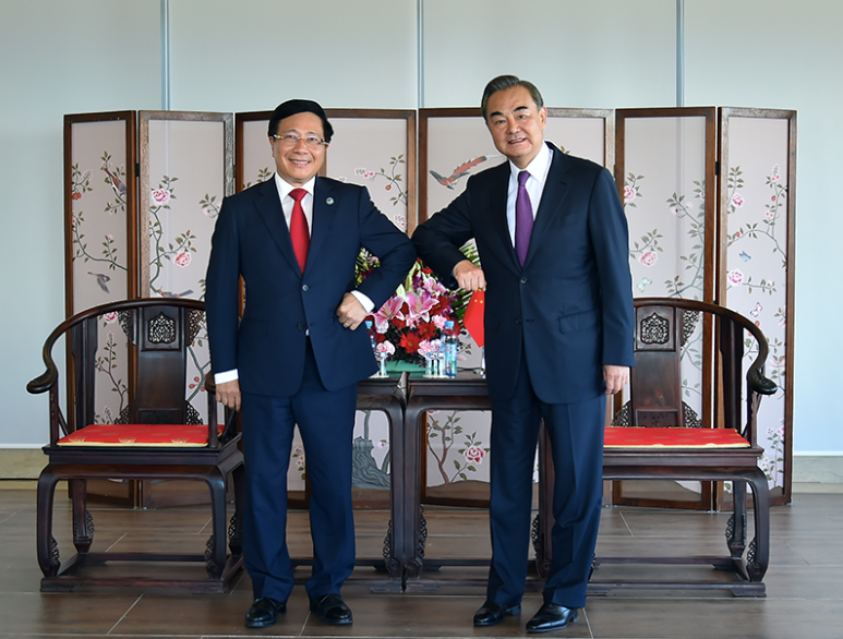 Phó Thủ tướng Phạm Bình Minh và Bộ trưởng Ngoại giao Trung Quốc Vương Nghị tại cuộc gặp nhân lễ kỷ niệm. (Ảnh: Mofa)