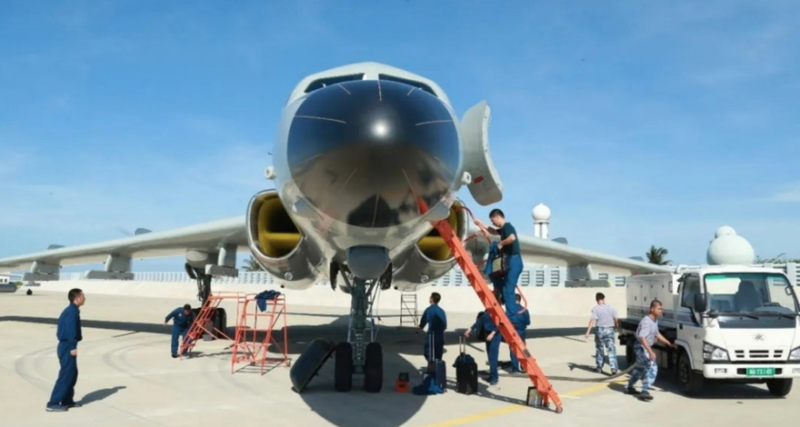 Hình ảnh chiếc H-6J cùng phi hành đoàn được cho là đã đáp xuống đảo Phú Lâm vào đầu tháng 8. (Ảnh: Drive)