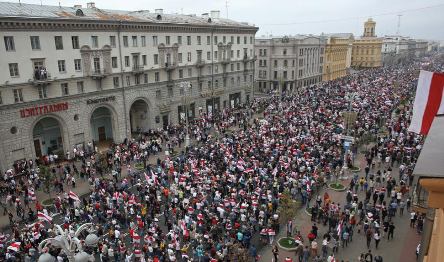 Hàng trăm ngàn người Belarus tiếp tục biểu tình ở thủ đô Minsk ngày 23/8. (Ảnh: Reuters)