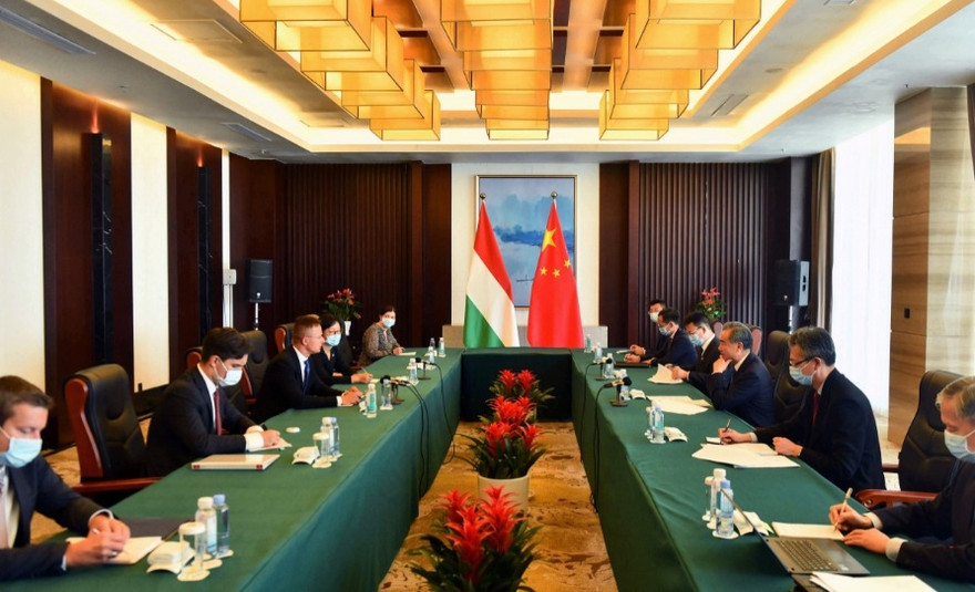 Ông Vương Nghị tiếp đoàn của Ngoại trưởng Hungary ngày 24/8. (Ảnh: Xinhua)