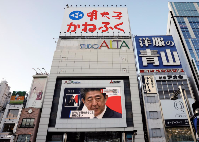 Một màn hình ở thủ đô Tokyo, Nhật Bản, chiếu cuộc họp báo thông báo từ chức của ông Abe. (Ảnh: Reuters)