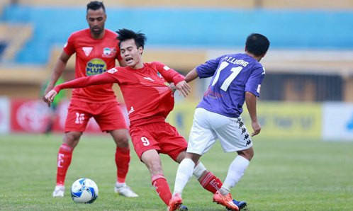 HAGL (áo đỏ) tiếp tục đối diện với nguy cơ xuống hạng. Ảnh: Ngọc Dung.