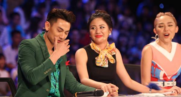 Issac rơi nước mắt sau phần trình diễn của Cậu bé hát đám cưới Hồ Văn Cường.