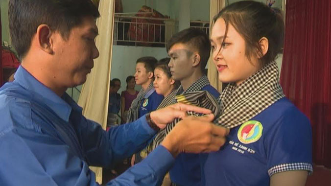 Lãnh đạo huyện Đoàn tặng quà cho chiến sỹ tình nguyện.