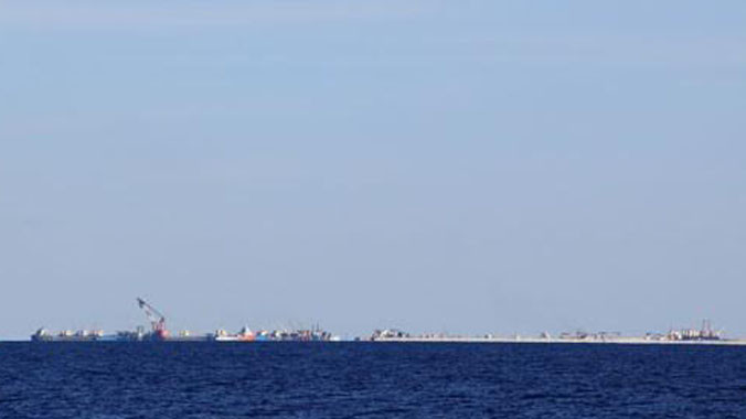 Các tàu nạo vét và vận tải Trung Quốc hoạt động trái phép trên đá Xu-bi.